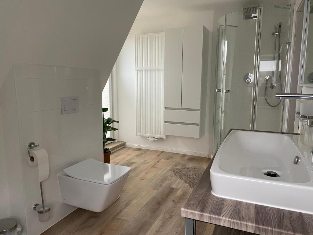Modernes Badezimmer mit Dusche — Ferienwohnung Weddingstedt