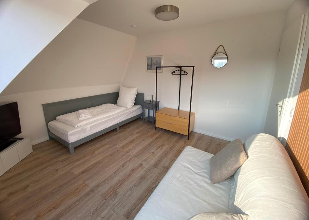 Einzelzimmer mit Bett und Sofa — Unterkunft Weddingstedt Nordsee