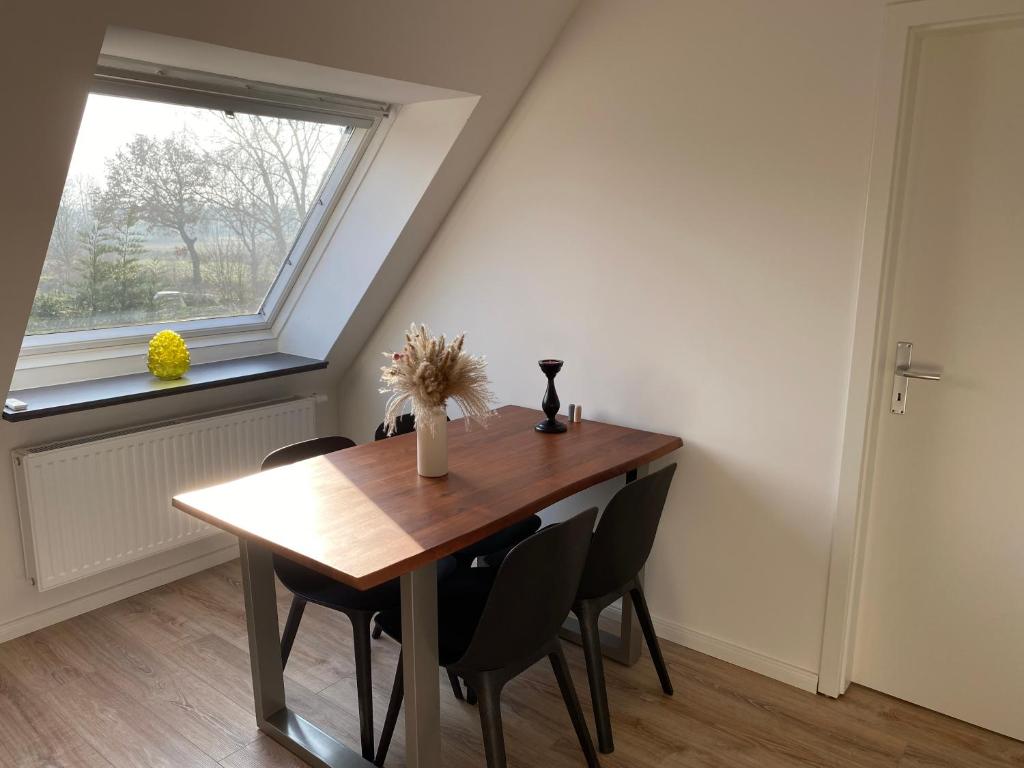 Gemütlicher Essbereich mit Dachfenster — Ferienwohnung Lütje Vogelsang